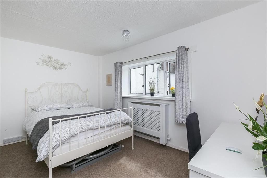 אדינבורו Dreghorn House 4 Bedrooms 3 Toilets 3 Reception Free Parking 233 Mbp Wifi מראה חיצוני תמונה