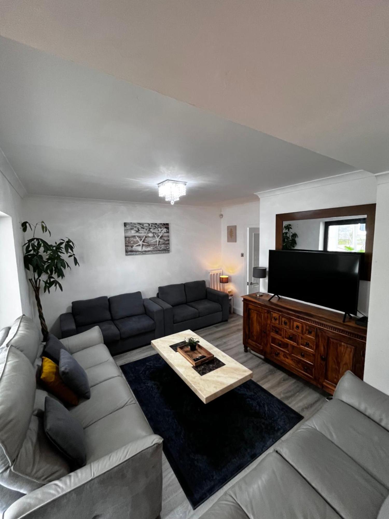 אדינבורו Dreghorn House 4 Bedrooms 3 Toilets 3 Reception Free Parking 233 Mbp Wifi מראה חיצוני תמונה